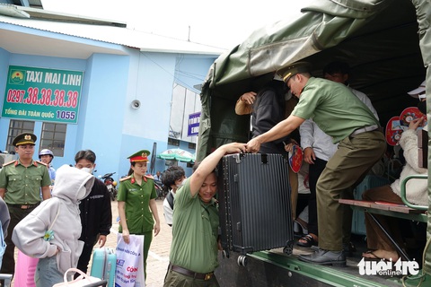 138 thí sinh huyện đảo Kiên Giang vượt biển vào đất liền thi tốt nghiệp THPT- Ảnh 3. Cán bộ, chiến sĩ Công an tỉnh Kiên Giang hỗ trợ thí sinh huyện đảo đến điểm trường dự thi tốt nghiệp THPT năm 2024 - Ảnh: CHÍ CÔNG