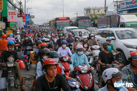 TP.HCM có nhiều phương án giảm kẹt xe trong kỳ thi THPT 2024- Ảnh 1. Sở Giao thông vận tải TP.HCM đề nghị các đơn vị làm nhiều cách để đảm bảo an toàn giao thông, giảm kẹt xe trong mùa thi THPT 2024 - Ảnh: CHÂU TUẤN