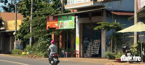 Biển hiệu quảng cáo cho trang cá độ bóng đá rất bắt mắt trên quốc lộ 27 ngay đầu địa phận xã Ea Tiêu, Cư Kuin, Đắk Lắk - Ảnh: RUNG TÂN Biển hiệu quảng cáo cho trang cá độ bóng đá trên quốc lộ 27 ngay đầu địa phận xã Ea Tiêu, Cư Kuin, Đắk Lắk - Ảnh: TRUNG TÂN
