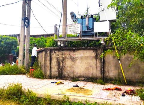 Trèo lên trạm biến áp gỡ diều, nam sinh bị điện giật tử vong- Ảnh 1. Hiện trường trạm biến áp nơi nam sinh bị điện giật tử vong - Ảnh: LÊ MINH