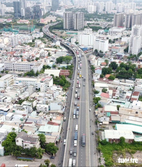 Va chạm liên hoàn trên cầu Phú Mỹ, kẹt xe kéo dài 4 giờ cả hai hướng- Ảnh 1. Do ảnh hưởng của vụ tai nạn, dòng xe kẹt kéo dài từ cầu Phú Mỹ đến đường Nguyễn Văn Linh khoảng 5km - Ảnh: MINH HÒA