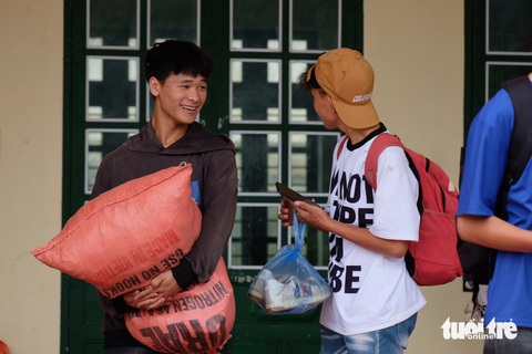 Sĩ tử vùng cao vác bao tải, xách túi hành lý về điểm thi tập trung - Ảnh: NGUYÊN BẢO Sĩ tử vùng cao vác bao tải, xách túi hành lý về điểm thi tập trung - Ảnh: NGUYÊN BẢO