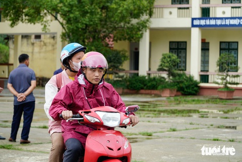Thầy Giàng Seo Dơ hỗ trợ đưa các bạn học sinh bị say xe di chuyển đến điểm thi bằng xe máy - Ảnh: NGUYỄN HIỀN Thầy Giàng Seo Dơ hỗ trợ đưa các bạn học sinh bị say xe di chuyển đến điểm thi bằng xe máy - Ảnh: NGUYỄN HIỀN