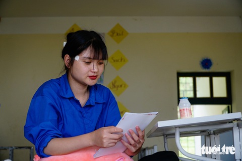 Vừa ổn định ở kí túc xá gần điểm thi, các bạn học sinh đã bắt tay vào đọc bài, ôn tập - Ảnh: NGUYỄN HIỀN Vừa ổn định ở ký túc xá gần điểm thi, các bạn học sinh đã bắt tay vào đọc bài, ôn tập - Ảnh: NGUYỄN HIỀN