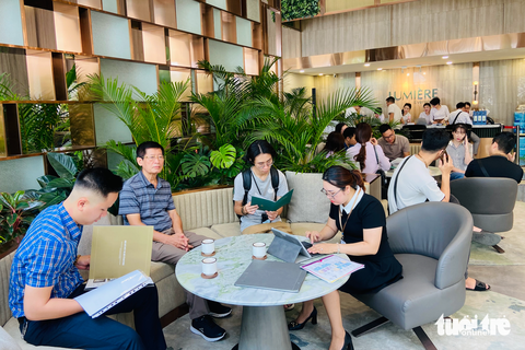 Thiếu vắng nguồn cung, chung cư cao cấp cả Hà Nội và TP.HCM hút khách- Ảnh 1. Khách ngồi chờ xem dự án, hoàn thiện các thủ tục hợp đồng với chủ đầu tư tại dự án chung cư cao cấp ở quận Nam Từ Liêm, Hà Nội - Ảnh: QUANG THẾ