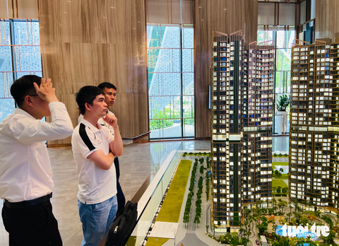 Thiếu vắng nguồn cung, chung cư cao cấp cả Hà Nội và TP.HCM hút khách- Ảnh 4. Người dân tìm hiểu dự án bất động sản tại Hà Nội - Ảnh: QUANG THẾ