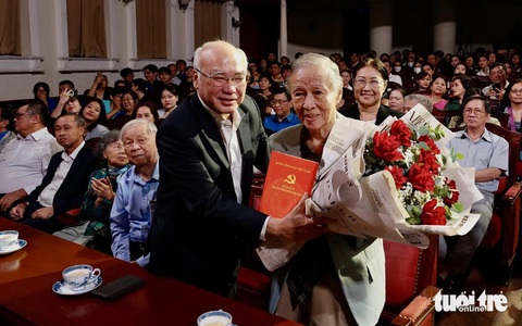 Nhạc sĩ Trần Long Ẩn: Người chắt lọc tinh hoa từ cuộc sống và từ nhân dân- Ảnh 1. Ông Phan Nguyễn Như Khuê - trưởng Ban Tuyên giáo Thành ủy TP.HCM - tặng hoa nhạc sĩ Trần Long Ẩn - Ảnh: T.T.D.
