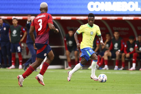 Neymar chán nản khi Brazil bị cầm hòa ngày ra quân Copa America- Ảnh 1. Vinicius (phải) hoàn toàn chìm nghỉm ở trận ra quân tại Copa America 2024 - Ảnh: Reuters