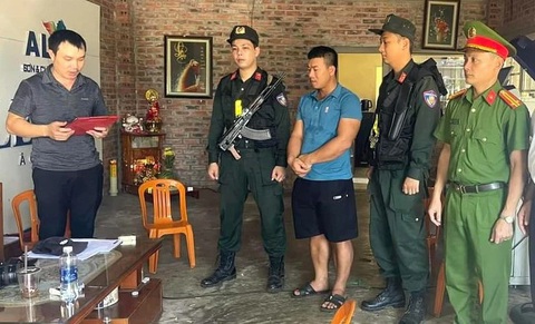 Phó giám đốc trung tâm y tế huyện tham gia đường dây cá độ bóng đá mùa Euro- Ảnh 1. Công an bắt nhóm người liên quan đến đường dây cá độ bóng đá mùa Euro tại Bố Trạch, trong đó có phó giám đốc trung tâm y tế huyện - Ảnh: NGÔ QUANG VĂN