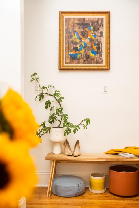 Chiêm ngưỡng căn hộ xanh trong lòng Brooklyn của Christopher Griffin- Ảnh 5. Một góc nhà trang trí để tôn lên vẻ đẹp của cây cảnh - Ảnh: HGTV