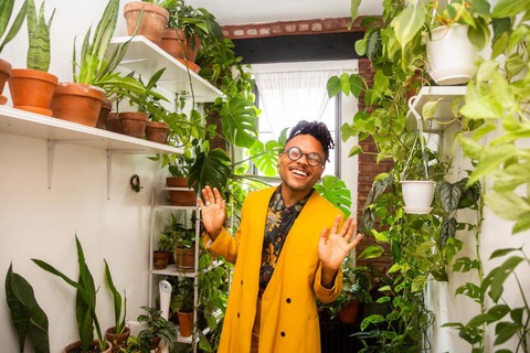 Chiêm ngưỡng căn hộ xanh trong lòng Brooklyn của Christopher Griffin- Ảnh 6. Khu vườn nhỏ xanh mát trong nhà - Ảnh: HGTV