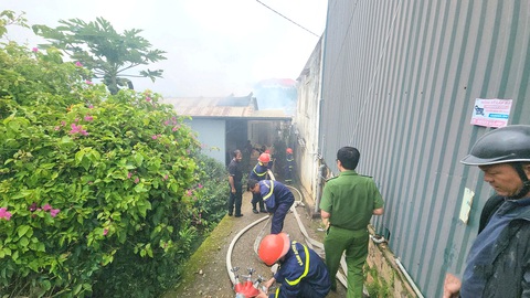 Lực lượng chữa cháy tiếp cận hiện trường - Ảnh: M.V. Lực lượng chữa cháy tiếp cận hiện trường - Ảnh: M.V.