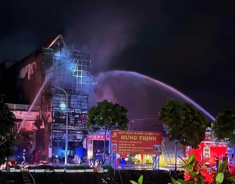 Cửa hàng điện lạnh bốc cháy trong đêm, 4 người thoát chết- Ảnh 2. Sau nhiều giờ chữa cháy, ngọn lửa được khống chế không để cháy lan ra khu vực xung quanh - Ảnh: Facebook BEAT NAM ĐỊNH