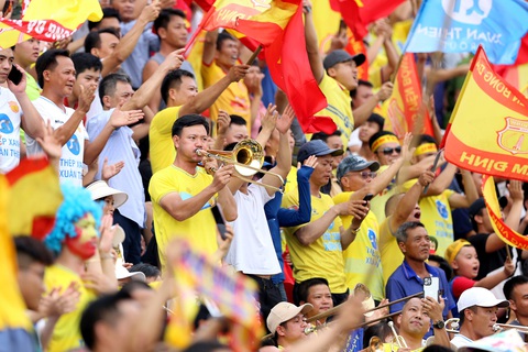 Sân Thiên Trường mở hội mừng CLB Nam Định vô địch V-League 2023-2024- Ảnh 2. Trước trận đấu quyết định ngôi vô địch, sân Thiên Trường đã chật kín khán giả với bầu không khí rất cuồng nhiệt - Ảnh: HOÀNG TÙNG