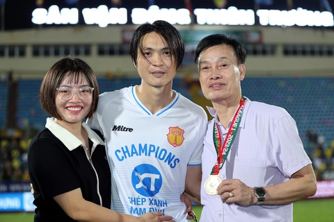 Tiền vệ Tuấn Anh ăn mừng danh hiệu bên gia đình - Ảnh: HỮU TUẤN Tiền vệ Tuấn Anh ăn mừng danh hiệu bên gia đình - Ảnh: HỮU TUẤN