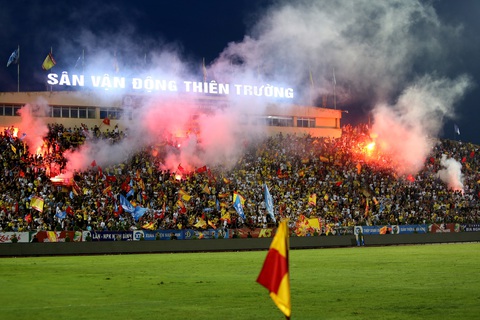 Sân Thiên Trường mở hội mừng CLB Nam Định vô địch V-League 2023-2024- Ảnh 4. Sân Thiên Trường ngập tràn sắc màu chào đón tân vương V-League - Ảnh: HOÀNG TÙNG