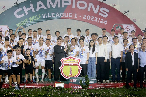 Sân Thiên Trường mở hội mừng CLB Nam Định vô địch V-League 2023-2024- Ảnh 8. Toàn thể thành viên đội bóng chụp ảnh cùng chiếc cúp đã chờ đợi suốt 39 năm qua - Ảnh: HOÀNG TÙNG