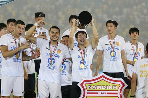 Sân Thiên Trường mở hội mừng CLB Nam Định vô địch V-League 2023-2024- Ảnh 6. Niềm vui của các cầu thủ CLB Nam Định - Ảnh: HOÀNG TÙNG