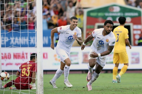 Sân Thiên Trường mở hội mừng CLB Nam Định vô địch V-League 2023-2024- Ảnh 3. Tiền đạo Rafaelson tỏa sáng với hattrick bàn thắng - Ảnh: HOÀNG TÙNG
