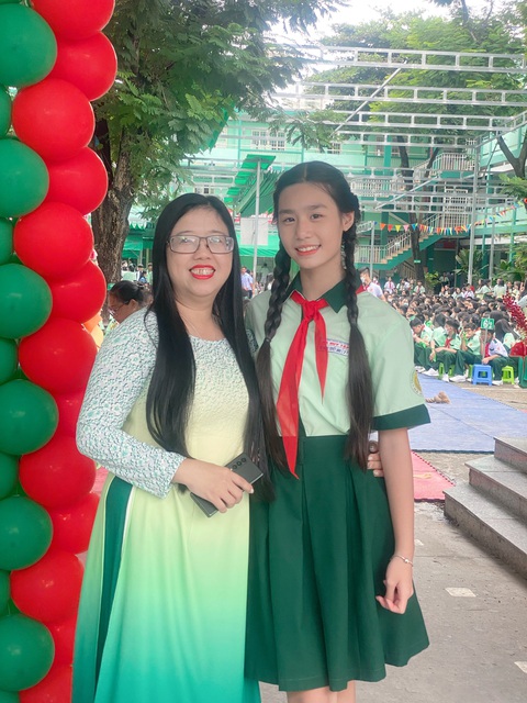 Cô hiệu trưởng viết thư khen, lấy tiền túi làm học bổng tặng cho học trò- Ảnh 5. Trong mắt nữ sinh, cô hiệu trưởng còn là người luôn tươi vui, truyền năng lượng tích cực cho mọi người. Cô thường khuyên các em nữ hãy để tóc tự nhiên và tổ chức cuộc thi tóc đẹp - Ảnh: NVCC