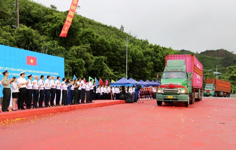 Thêm cửa khẩu kết nối Việt Nam - Trung Quốc- Ảnh 2. Xe hàng xuất nhập khẩu thông quan qua lối thông quan Bắc Phong Sinh - Lý Hỏa - Ảnh: QUỐC THẮNG