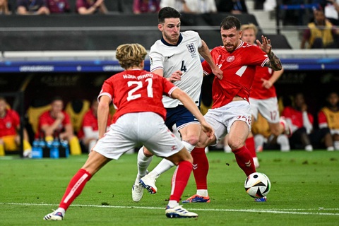 Tiền vệ Declan Rice (áo trắng) khẳng định tuyển Anh không gặp vấn đề về thể lực - Ảnh: AFP Tiền vệ Declan Rice (áo trắng) khẳng định tuyển Anh không gặp vấn đề về thể lực - Ảnh: AFP