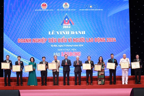Chủ tịch Ủy ban Trung ương Mặt trận Tổ quốc Việt Nam Đỗ Văn Chiến và Chủ tịch Tổng liên đoàn Lao động Việt Nam Nguyễn Đình Khang tặng bằng khen cho các doanh nghiệp tiêu biểu - Ảnh: HẢI NGUYỄN Chủ tịch Ủy ban Trung ương Mặt trận Tổ quốc Việt Nam Đỗ Văn Chiến và Chủ tịch Tổng liên đoàn Lao động Việt Nam Nguyễn Đình Khang tặng bằng khen cho các doanh nghiệp tiêu biểu - Ảnh: HẢI NGUYỄN