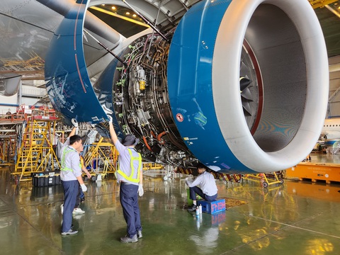 Chủ tịch Vietnam Airlines nói về nỗ lực tiết kiệm 42.000 tỉ đồng để vượt qua khó khăn- Ảnh 3. Dù giảm lao động để tiết giảm chi phí nhưng Vietnam Airlines tập trung giữ những nhân lực chất lượng cao - Ảnh: TUẤN PHÙNG