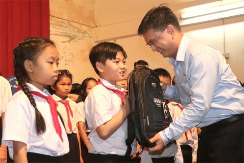 Trưởng Ban Dân vận Thành ủy TP.HCM Nguyễn Mạnh Cường trao quà cho học sinh tại Trường tiểu học Hữu nghị Việt - Lào - Ảnh: DIỆU QUÍ Trưởng Ban Dân vận Thành ủy TP.HCM Nguyễn Mạnh Cường trao quà cho học sinh tại Trường tiểu học Hữu nghị Việt - Lào - Ảnh: DIỆU QUÍ