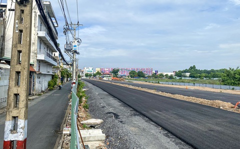 Đường C12 (kết nối nhà ga T3) đã được mở rộng lên 30m. Bên cạnh là đường C12 hiện hữu khá nhỏ và đã xuống cấp - Ảnh: CHÂU TUẤN Đường C12 (kết nối nhà ga T3) đã được mở rộng lên 30m. Bên cạnh là đường C12 hiện hữu khá nhỏ và đã xuống cấp - Ảnh: CHÂU TUẤN