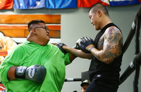 Trương Đình Hoàng trở thành “điểm chạm” trong quá trình giảm cân của Trọng Nhân trên võ đài boxing - Ảnh: QUANG THỊNH Trương Đình Hoàng trở thành “điểm chạm” trong quá trình giảm cân của Trọng Nhân trên võ đài boxing - Ảnh: QUANG THỊNH