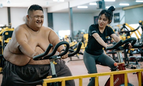 Niềm vui của Trọng Nhân khi có bên mình đội ngũ PT thân thiết như người nhà trong quá trình giảm béo- Ảnh: BYE BÉO Niềm vui của Trọng Nhân khi có bên mình đội ngũ PT thân thiết như người nhà trong quá trình giảm béo - Ảnh: BYE BÉO