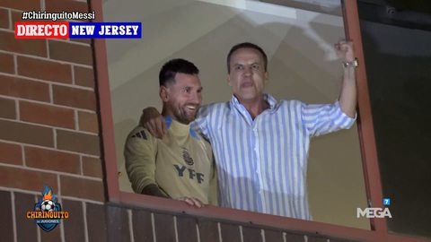 Messi ra ban công khách sạn để nhận lời chúc mừng sinh nhật- Ảnh 1. Messi cùng nhà báo Cristobal Soria ra ban công khách sạn mừng sinh nhật với người hâm mộ - Ảnh: Getty