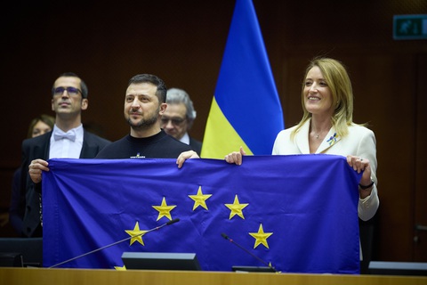 Tổng thống Ukrane Volodymyr Zelensky và Chủ tịch Nghị viện châu Âu Roberta Metsola cùng cầm cờ EU khi ông Zelensky đến phát biểu tại thượng đỉnh khối này hồi tháng 2-2023 - Ảnh: X/VOLODYMYR ZELENSKY Tổng thống Ukraine Volodymyr Zelensky và Chủ tịch Nghị viện châu Âu Roberta Metsola cùng cầm cờ EU khi ông Zelensky đến phát biểu tại thượng đỉnh khối này hồi tháng 2-2023 - Ảnh: X/VOLODYMYR ZELENSKY