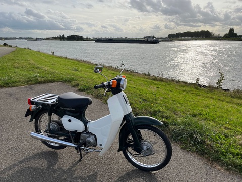 Honda Super Cub 50 đã được ấn định ngày 'khai tử', hàng loạt xe máy 50cc khác chung số phận- Ảnh 2. Honda Super Cub là dòng xe máy bán chạy nhất thế giới. Ở Việt Nam mẫu xe này cũng rất được ưa chuộng, dù phải mua qua hàng nhập tư nhân khiến giá bán bị đẩy lên cao. Tùy từng nơi bán, phiên bản, Honda Super Cub 50 có thể có giá vào khoảng 15-19 triệu đồng - Ảnh minh họa: WeBike Japan
