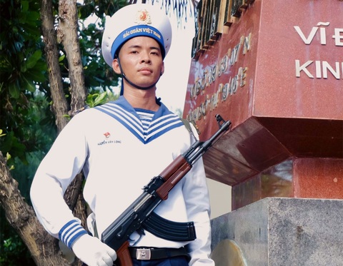 Người lính trẻ Trường Sa kiên vững thi hành nhiệm vụ dẫu vượt qua nhiều gian khó - Ảnh: HÀ THANH Người lính trẻ Trường Sa kiên vững thi hành nhiệm vụ dẫu vượt qua nhiều gian khó - Ảnh: HÀ THANH