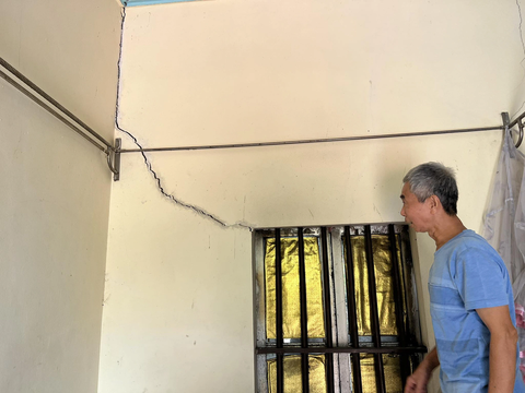 Tạm dừng khai thác cát ở khu vực nhà dân bị nứt toác- Ảnh 1. Nhiều nhà dân ở xã Vân Phong, huyện Ba Vì, Hà Nội bị nứt tường nhà nghi do hoạt động hút cát trên sông Đà - Ảnh: QUANG VIỄN