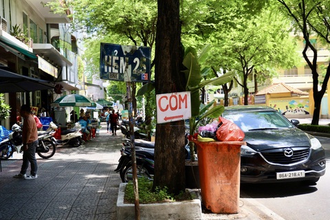 Hẻm 25 đường Nguyễn Bỉnh Khiêm, quận 1 - nơi thí điểm phân loại rác của TP - nay đã không còn thực hiện. Rác chưa phân loại gom vào thùng chờ mang đi - Ảnh: NGỌC QUÝ Hẻm 25 đường Nguyễn Bỉnh Khiêm, quận 1 - nơi thí điểm phân loại rác của TP - nay đã không còn thực hiện. Rác chưa phân loại gom vào thùng chờ mang đi - Ảnh: NGỌC QUÝ