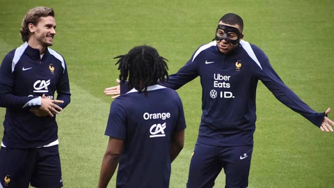 Mbappe (bìa phải) trên sân tập cùng tuyển Pháp trước trận gặp Ba Lan - Ảnh: FRANCEINFO Mbappe (bìa phải) trên sân tập cùng tuyển Pháp trước trận gặp Ba Lan - Ảnh: FRANCEINFO