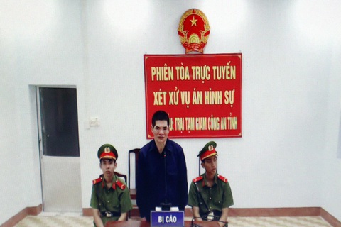 Nhẫn tâm chém vợ chết trước mặt con trai, người chồng lãnh án tử hình- Ảnh 1. Phiên tòa xét xử Nguyễn Đức Thiện Tâm chém vợ chết được xét xử từ hai điểm cầu. Trong đó, bị cáo tại điểm cầu trại giam, còn hội đồng xét xử, Viện KSND tại điểm cầu tòa án - Ảnh: AN BÌNH
