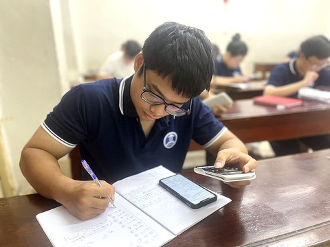 Học sinh lớp 12 Trường THPT Trần Phú (Hà Nội) đến lớp tự ôn tập trong những ngày cuối trước kỳ thi tốt nghiệp THPT - Ảnh: V.HÀ Học sinh lớp 12 Trường THPT Trần Phú (Hà Nội) đến lớp tự ôn tập trong những ngày cuối trước kỳ thi tốt nghiệp THPT - Ảnh: V.HÀ