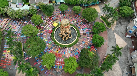 Gần 2.000 người tham gia Festival Yoga mùa hè 2024 lần II- Ảnh 1. Gần 2.000 người tham gia Festival Yoga mùa hè 2024 lần II- Ảnh 1.