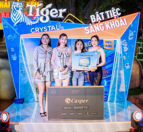 Bình Dương đón ‘cơn mưa vàng’- Ảnh 4. Chương trình còn ghi nhận ba vị khách hàng may mắn ‘đi một, về hai’ khi rinh thêm loa JBL GO 3 và chiếc TV cực giá trị về nhà