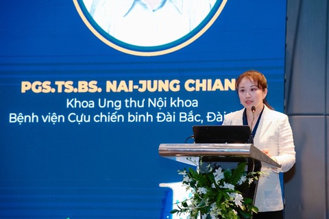 Thêm hy vọng cho bệnh nhân ung thư thực quản giai đoạn tiến triển- Ảnh 2. PGS.BS Nai-Jung Chiang - khoa ung thư nội khoa, Bệnh viện Đa khoa Cựu chiến binh Đài Bắc, Đài Loan - trình bày báo cáo ‘Những tiến bộ trong thực hành lâm sàng điều trị ung thư thực quản tiến xa trước và sau thời đại miễn dịch ung thư’