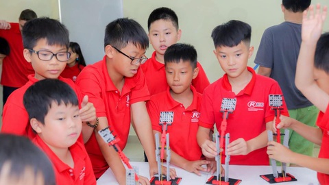 Nhiều chuyên gia kinh tế cố vấn trại hè tiếng Anh ‘Triệu phú tương lai’- Ảnh 3. Nhiều chuyên gia kinh tế cố vấn trại hè tiếng Anh ‘Triệu phú tương lai’- Ảnh 3.