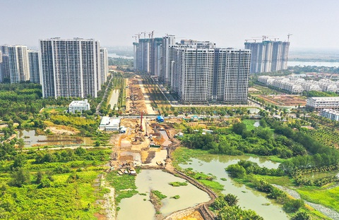 Nhiều dự án trọng điểm trên địa bàn TP.HCM đang trong tình trạng thiếu cát. Trong ảnh: dự án vành đai 3 đang được xây dựng đoạn ở TP.HCM (ảnh lớn). Nhiều sà lan neo đậu chờ lấy cát Campuchia ở thị xã Tân Châu, An Giang (ảnh nhỏ) - Ảnh: QUANG ĐỊNH - BỬU ĐẤU Nhiều dự án trọng điểm trên địa bàn TP.HCM đang trong tình trạng thiếu cát. Trong ảnh: dự án vành đai 3 đang được xây dựng đoạn ở TP.HCM - Ảnh: QUANG ĐỊNH