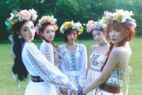 Red Velvet trong MV kỷ niệm 10 năm ra mắt Comics - Ảnh: SM Red Velvet trong MV kỷ niệm 10 năm ra mắt Cosmic - Ảnh: SM