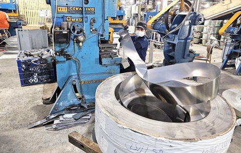 Các doanh nghiệp sản xuất đã dần phục hồi đơn hàng trong nước và xuất khẩu - Ảnh: N.HIỂN Các doanh nghiệp sản xuất đã dần phục hồi đơn hàng trong nước và xuất khẩu - Ảnh: N.HIỂN