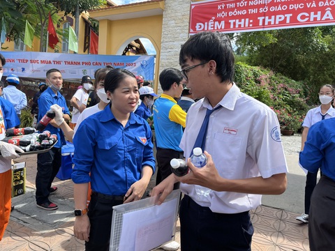 Hơn 3 tỉ đồng tiếp sức sĩ tử Cần Thơ tham dự kỳ thi tốt nghiệp THPT 2024- Ảnh 2. Chị Lư Thị Ngọc Anh - bí thư Thành Đoàn Cần Thơ - trực tiếp hỏi thăm và trao quà cho thí sinh dự thi tốt nghiệp THPT năm 2023 tại điểm thi Trường THPT Châu Văn Liêm (quận Ninh Kiều, TP Cần Thơ) - Ảnh: LAN NGỌC