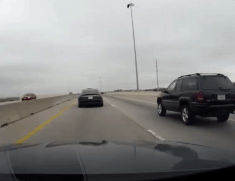 Tesla Model S đâm vào dải phân cách dù Autopilot đang bật - Ảnh: BGR Video ghi lại hình ảnh một chiếc Tesla Model S đâm vào dải phân cách dù chế độ tự lái Autopilot đang bật - Ảnh minh họa: BGR